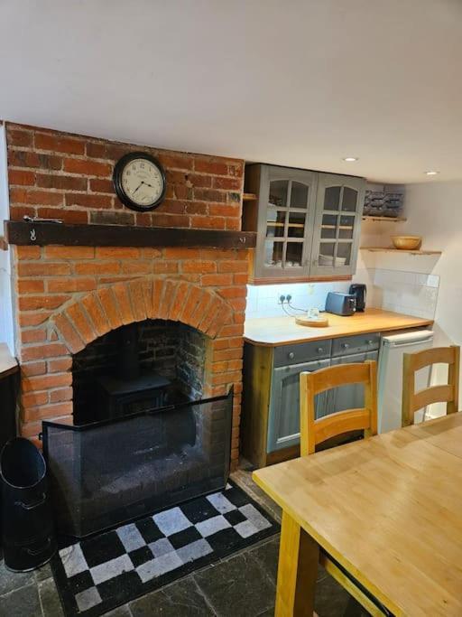 House In Historic Winchester Extérieur photo