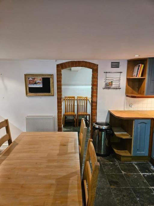 House In Historic Winchester Extérieur photo